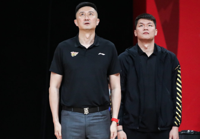 广东宏远主场不敌山东英豪，双方球员激烈对抗引发场上冲突